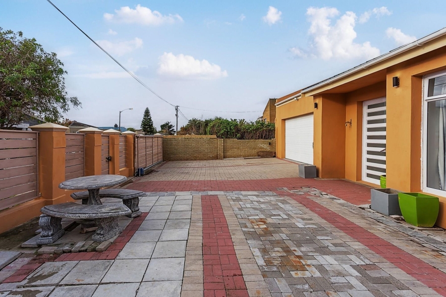 5 Bedroom Property for Sale in Zeekoevlei Western Cape